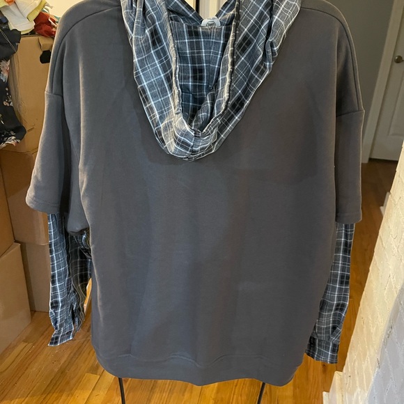 FASHION SWEATSHIRT LAYERED…STORE RETURN - Picture 3 of 4